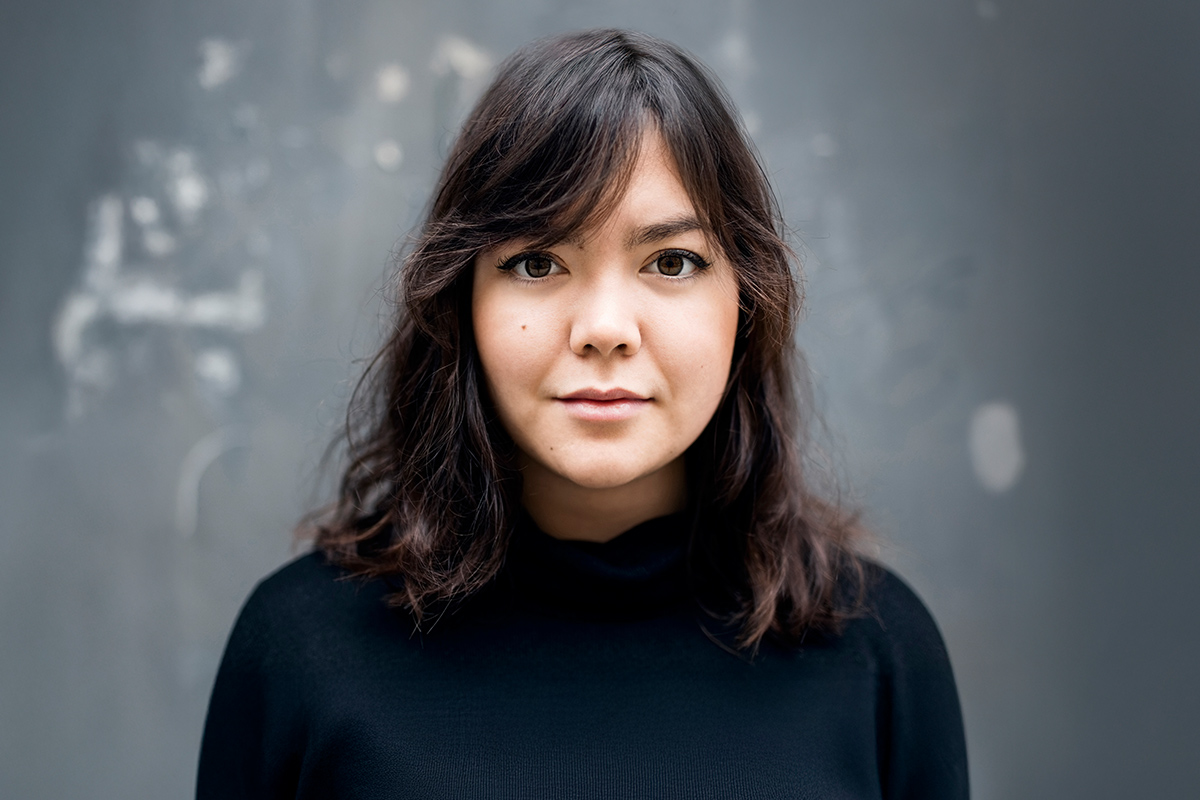 Jovem mulher olhando diretamente para a câmera