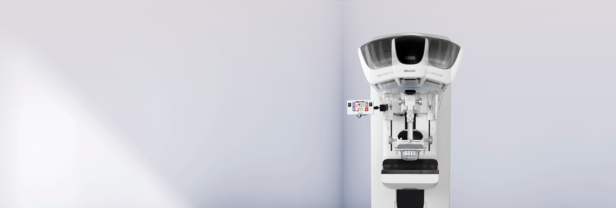 Dispositivo médico instalado numa sala vazia