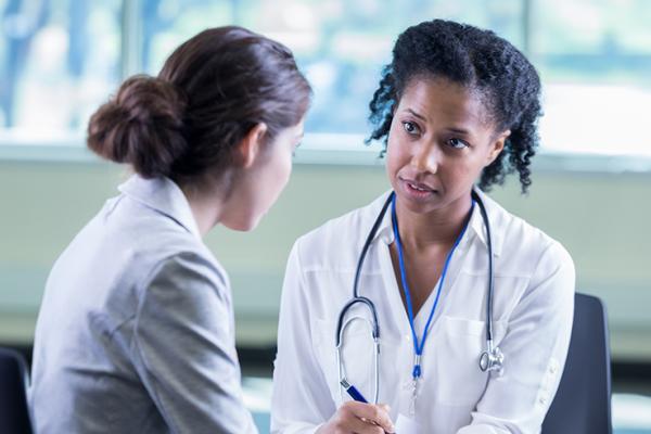 Clínico e paciente falam sobre o cancro da mama