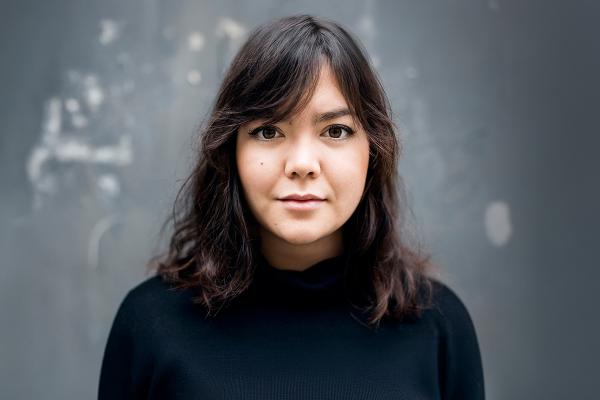 Jovem mulher olhando diretamente para a câmera