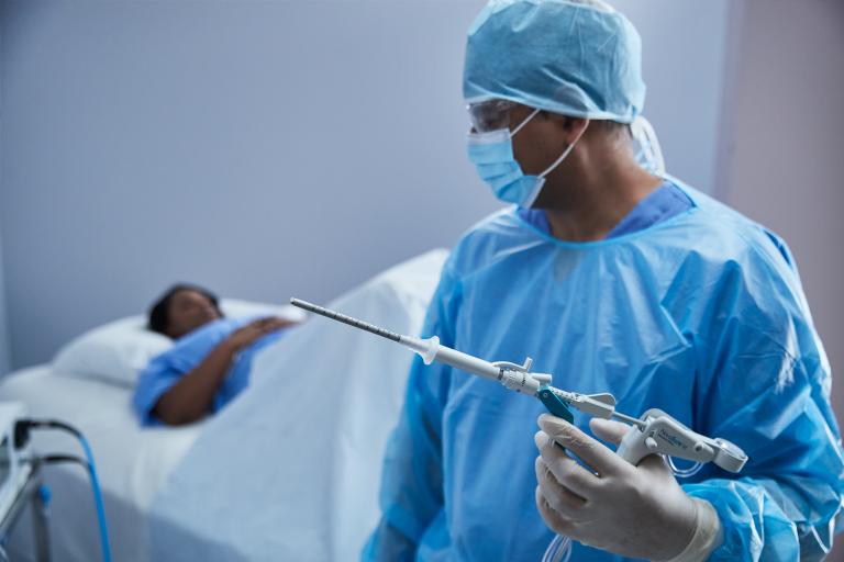 Técnico de laboratório a pressionar um botão do monitor do sistema médico no laboratório
