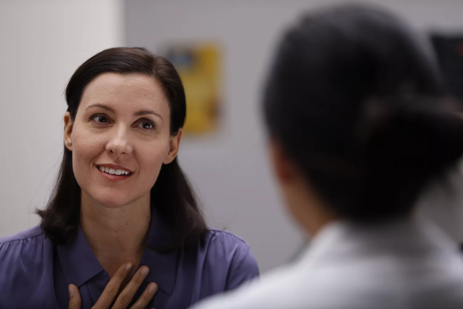 Mulher a falar com profissional de saúde