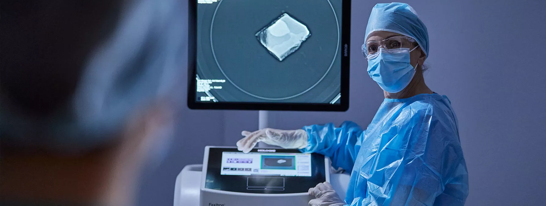 Faxitron® Trident® a ser utilizado por profissional de saúde