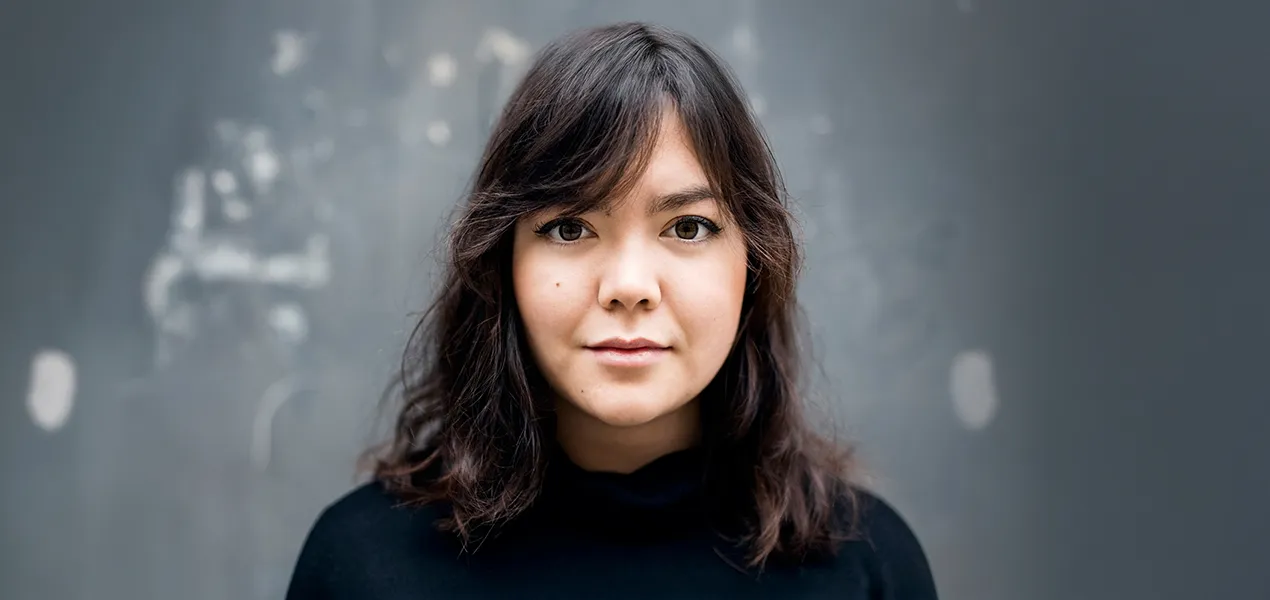 Jovem mulher olhando diretamente para a câmera