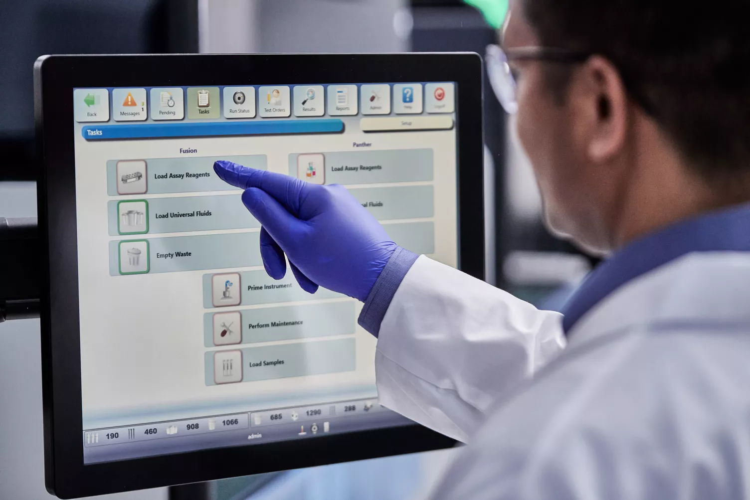 Técnico de laboratório a pressionar botões no monitor