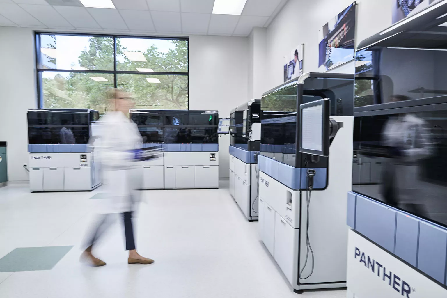 Técnica de laboratório a andar pelo laboratório.