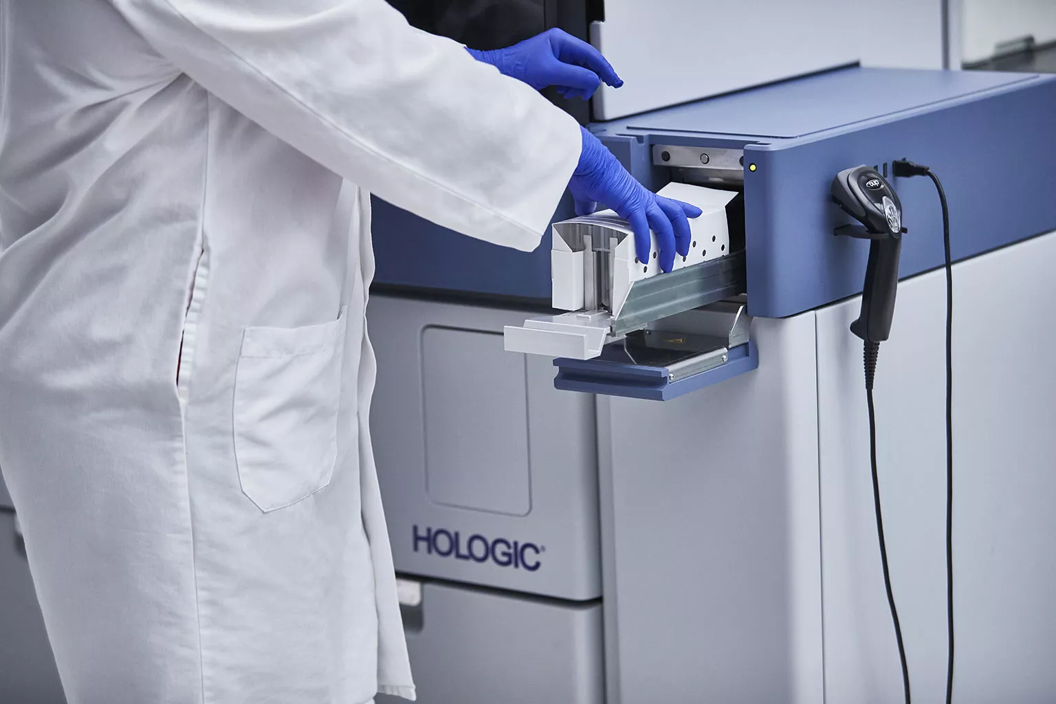 Técnico de laboratório a colocar um tabuleiro de tubos no sistema Panther®.