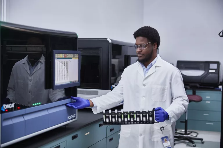 Técnico de laboratório a utilizar equipamento da Hologic