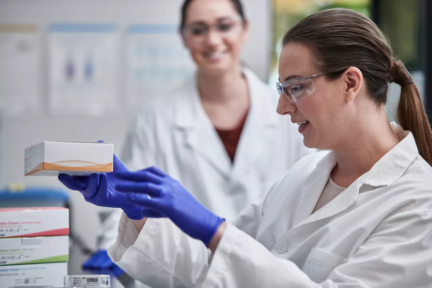 Técnica de laboratório a organizar caixas de ensaios no laboratório