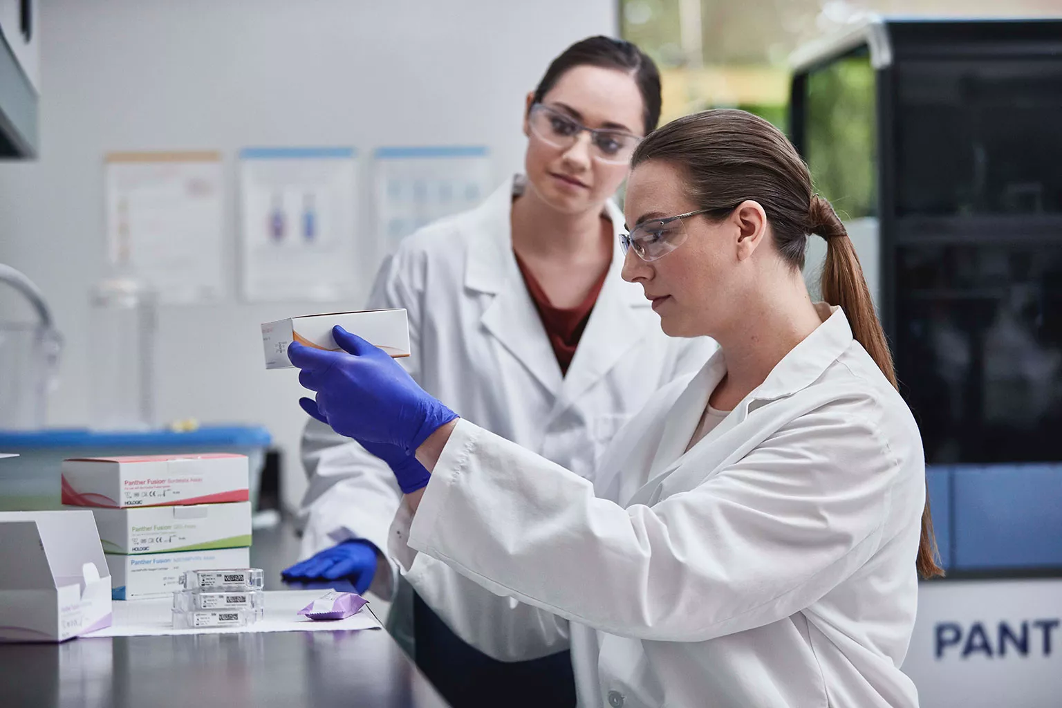 Técnico de laboratório a segurar uma caixa de ensaios.