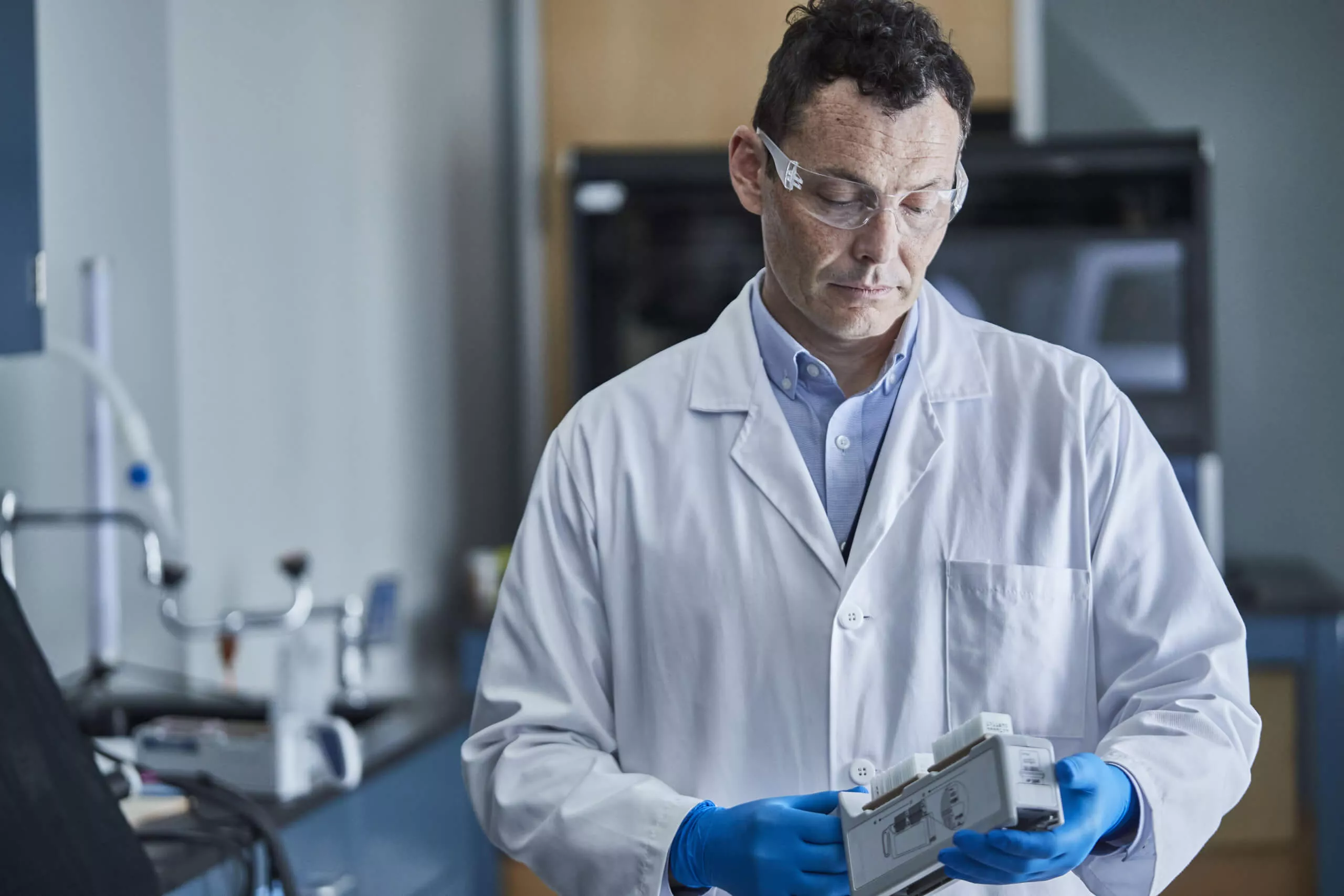 Técnico a olhar para uma amostra no laboratório
