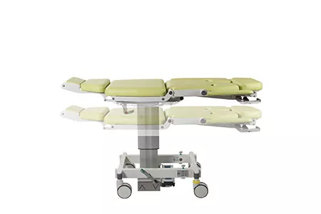 Cadeira médica totalmente na horizontal em fundo branco