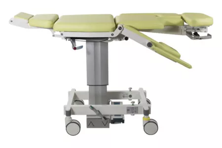 Cadeira médica em fundo branco