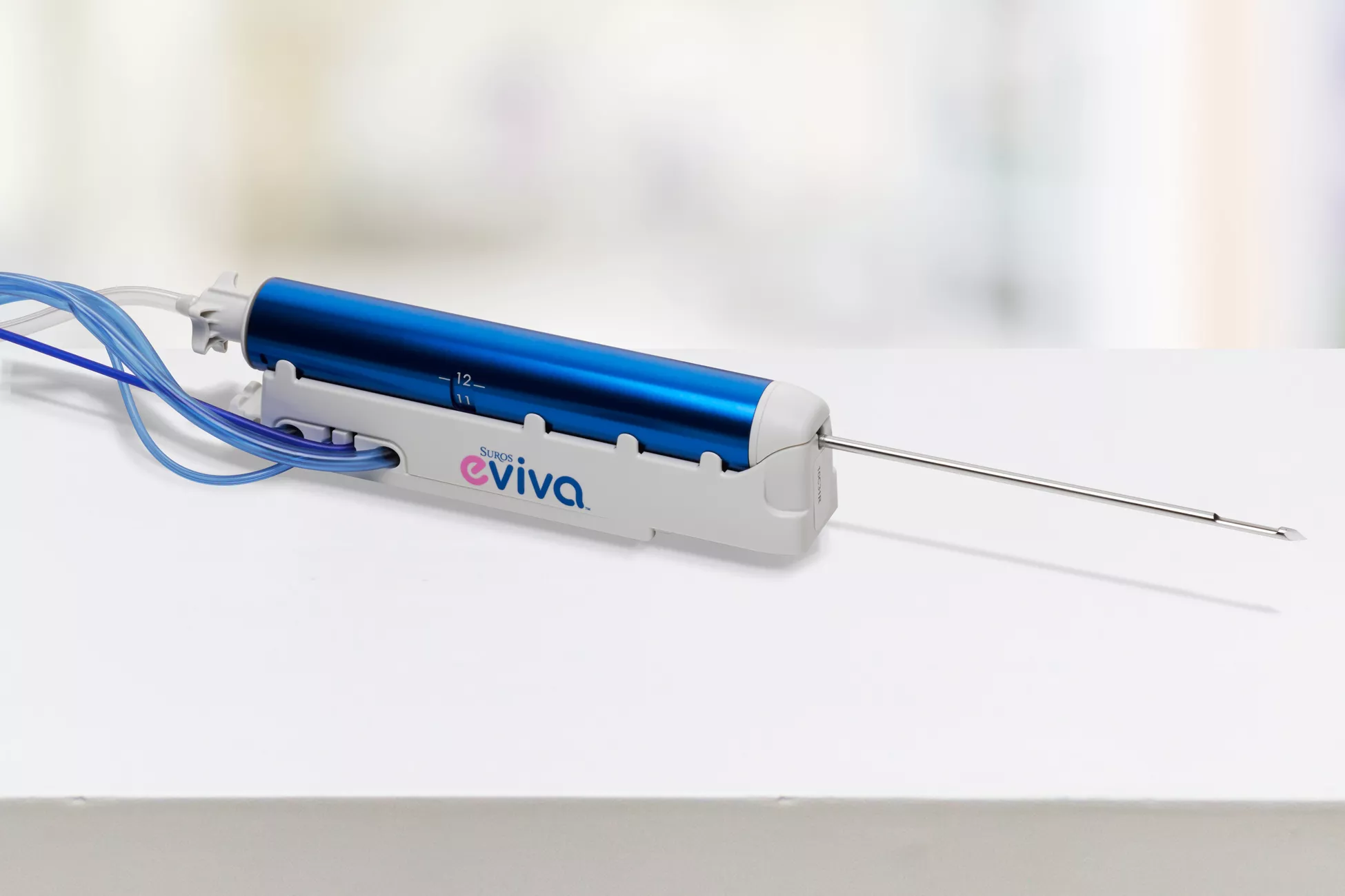 Sistema de biopsia mamária em fundo branco