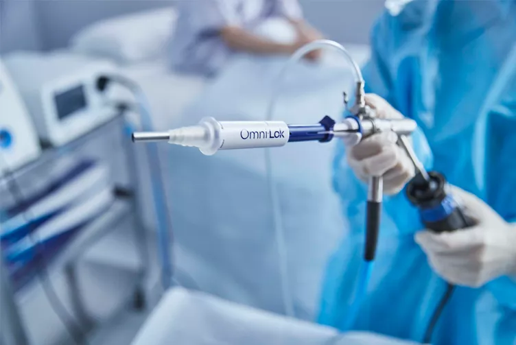 Profissional médico segurando o Omni® Lok Selo Cervical