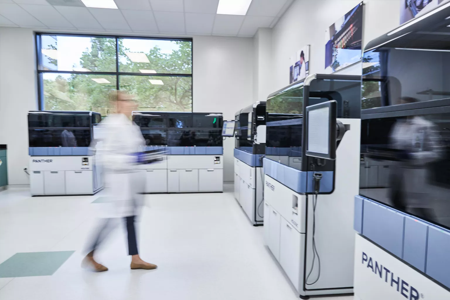 Técnico de laboratório a andar pelo laboratório.