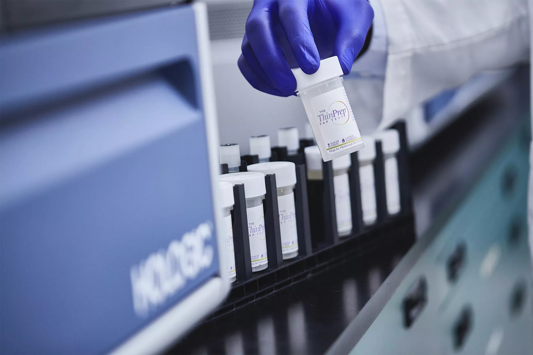 Técnico a segurar um tubo no laboratório