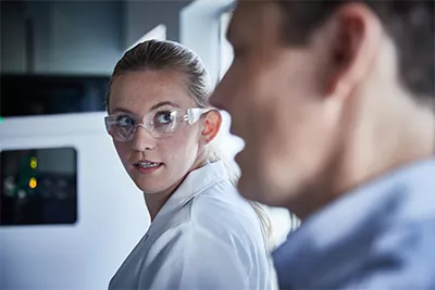 Fotografia de uma mulher e um homem num laboratório